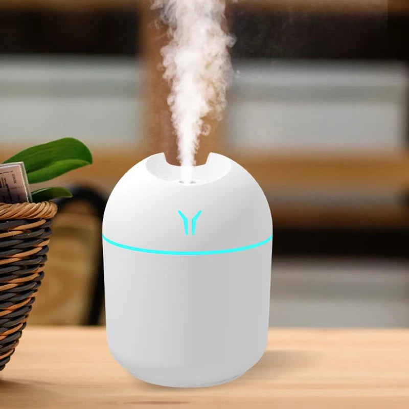 Umidificador de ar mini USB de 250 ml com difusor de óleos essenciais e aromas para casa e carro. Difusor ultrassônico silencioso com lâmpada LED colorida.